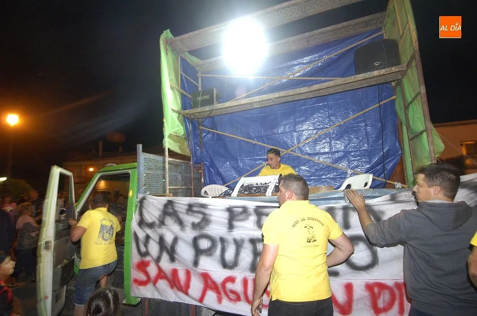 Foto 9 - El concurso de disfraces acaba convertido en una manifestaci&oacute;n contra el Ayuntamiento  