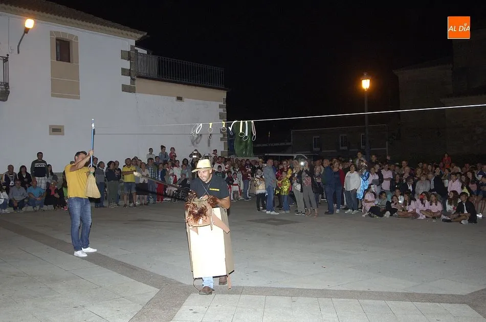 Foto 7 - El concurso de disfraces acaba convertido en una manifestaci&oacute;n contra el Ayuntamiento  