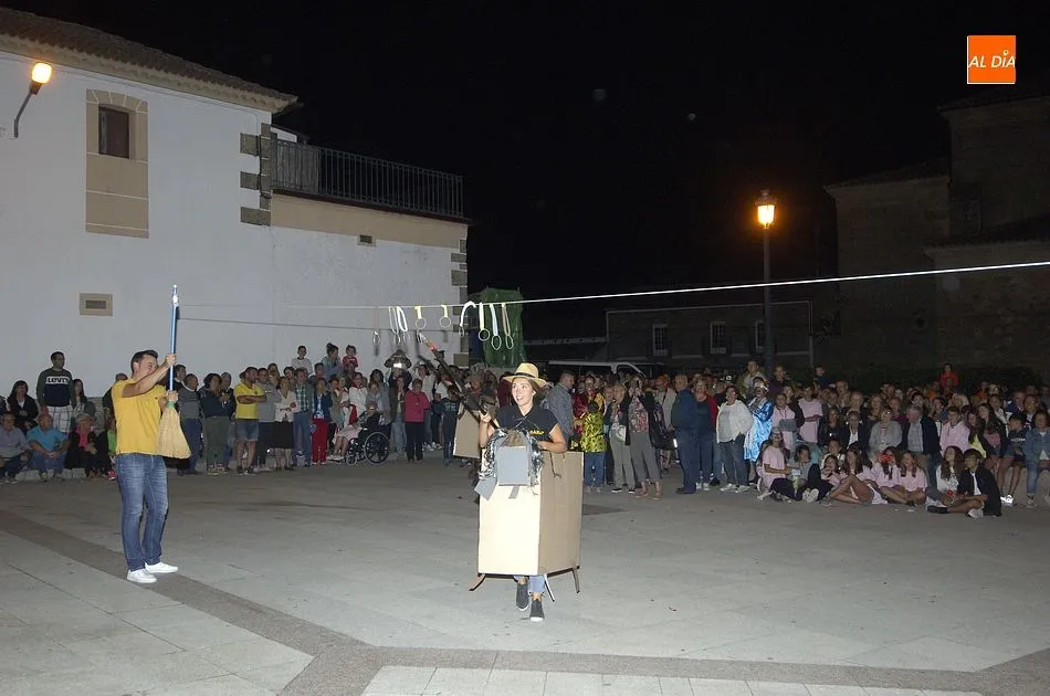 Foto 6 - El concurso de disfraces acaba convertido en una manifestaci&oacute;n contra el Ayuntamiento  