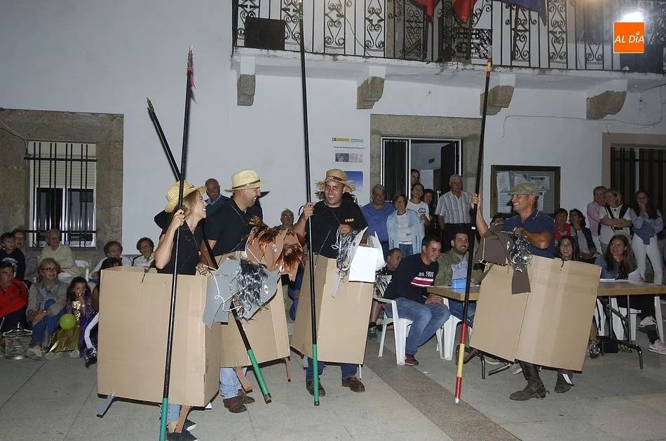 Foto 5 - El concurso de disfraces acaba convertido en una manifestaci&oacute;n contra el Ayuntamiento  
