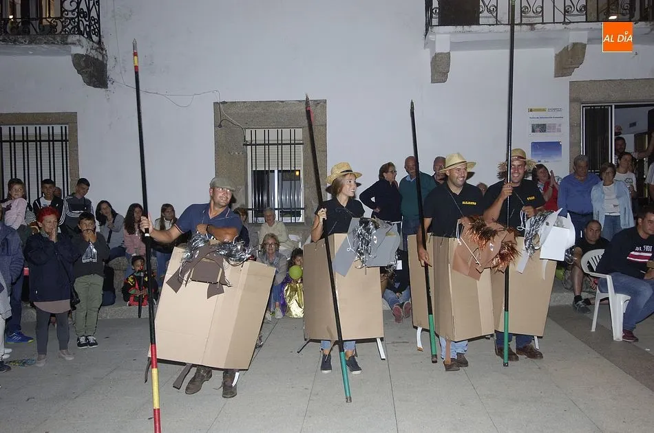 Foto 4 - El concurso de disfraces acaba convertido en una manifestaci&oacute;n contra el Ayuntamiento  
