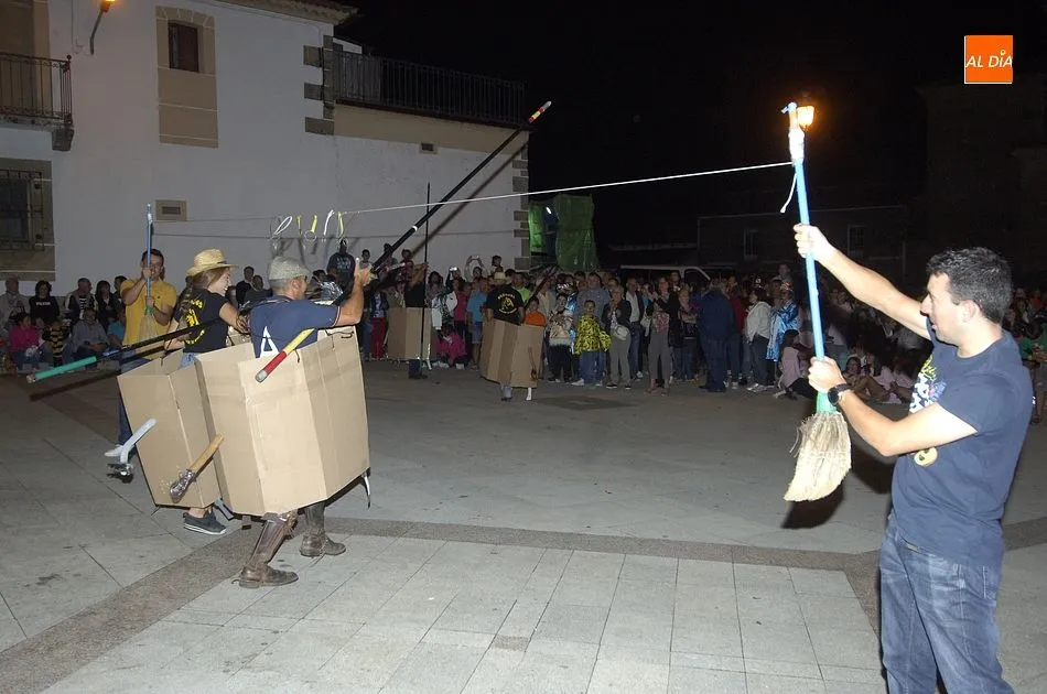 Foto 2 - El concurso de disfraces acaba convertido en una manifestaci&oacute;n contra el Ayuntamiento  