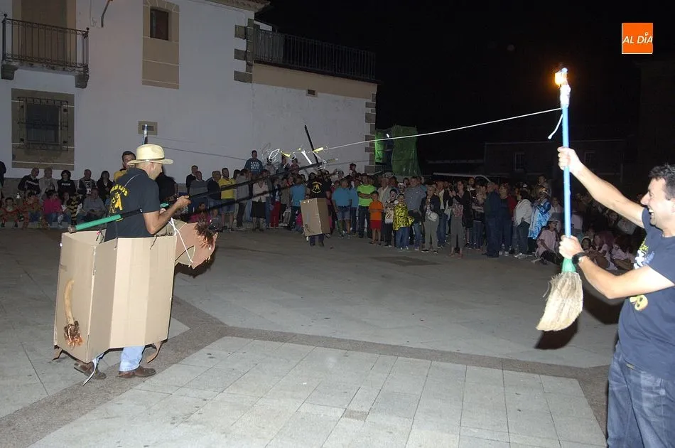 Foto 3 - El concurso de disfraces acaba convertido en una manifestaci&oacute;n contra el Ayuntamiento  