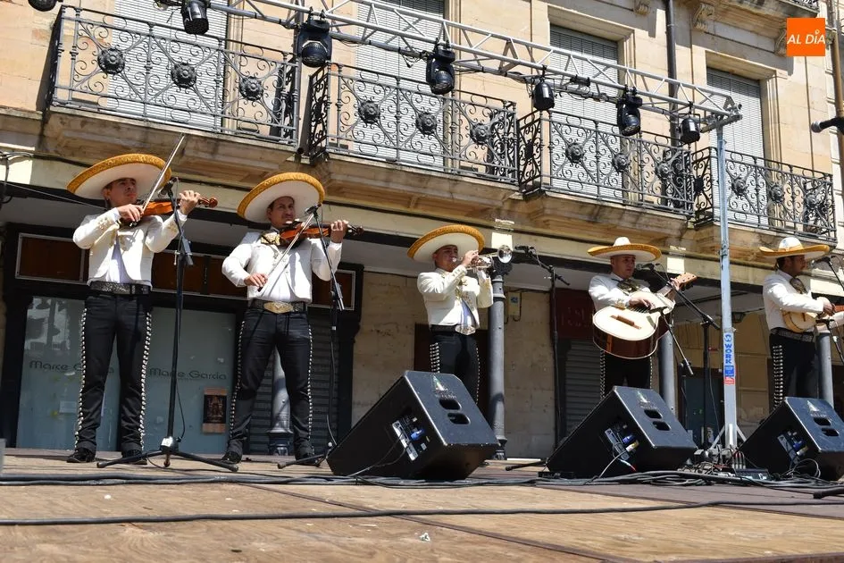 Foto 11 - &lsquo;Sol de Am&eacute;rica&rsquo; canta a los albenses la m&uacute;sica tradicional de M&eacute;xico