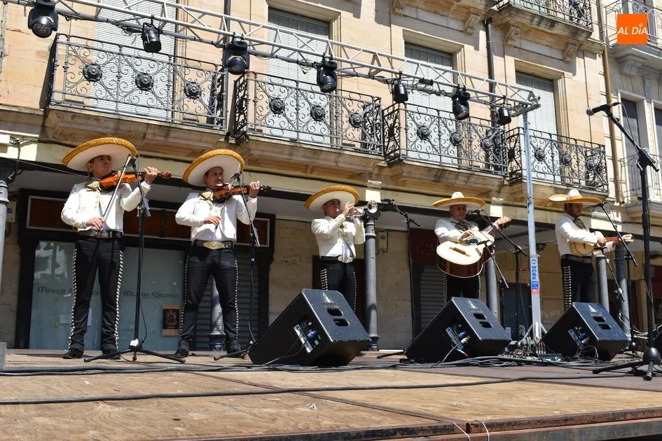 Foto 10 - &lsquo;Sol de Am&eacute;rica&rsquo; canta a los albenses la m&uacute;sica tradicional de M&eacute;xico