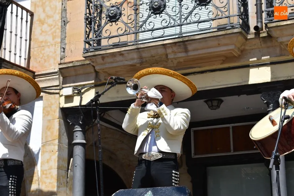 Foto 9 - &lsquo;Sol de Am&eacute;rica&rsquo; canta a los albenses la m&uacute;sica tradicional de M&eacute;xico