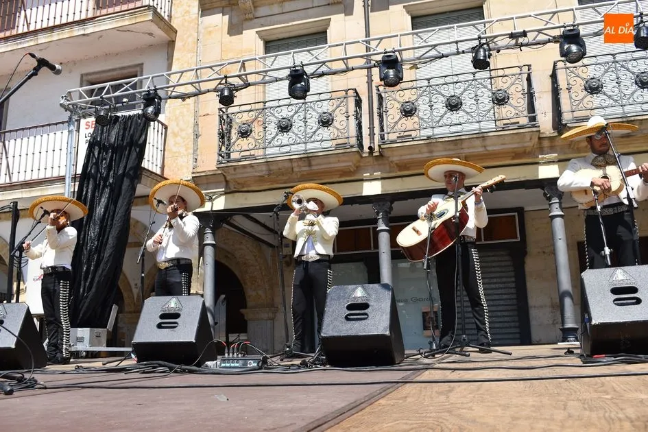 Foto 8 - &lsquo;Sol de Am&eacute;rica&rsquo; canta a los albenses la m&uacute;sica tradicional de M&eacute;xico