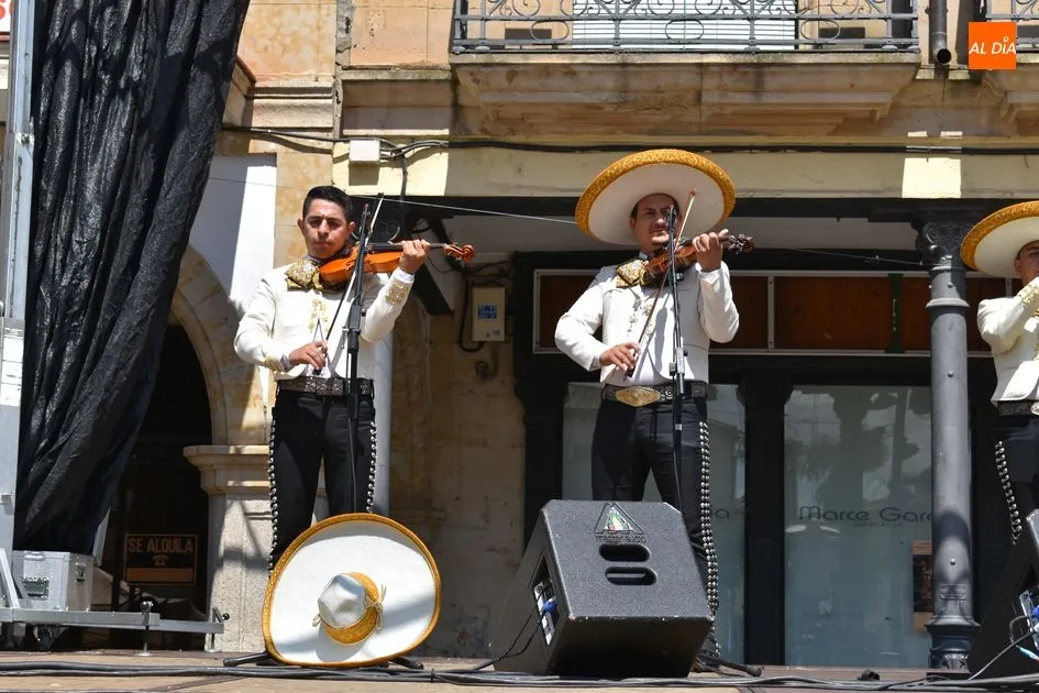 Foto 7 - &lsquo;Sol de Am&eacute;rica&rsquo; canta a los albenses la m&uacute;sica tradicional de M&eacute;xico