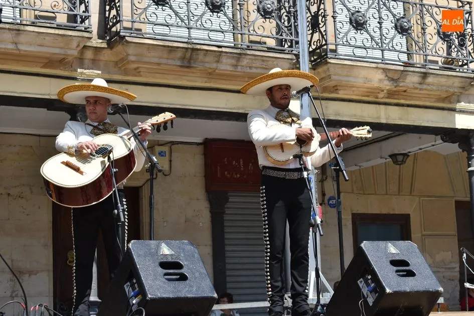 Foto 4 - &lsquo;Sol de Am&eacute;rica&rsquo; canta a los albenses la m&uacute;sica tradicional de M&eacute;xico