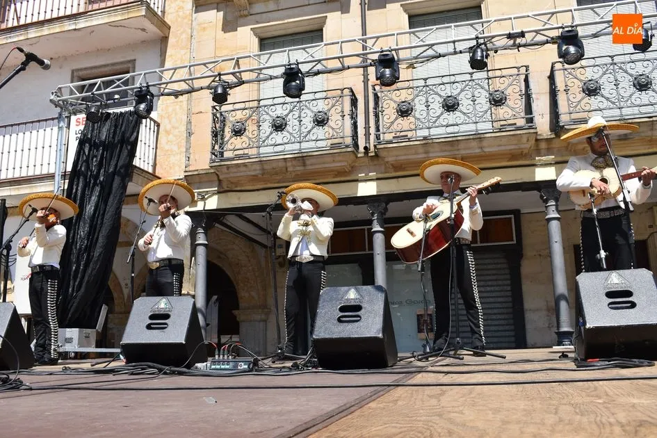 Foto 5 - &lsquo;Sol de Am&eacute;rica&rsquo; canta a los albenses la m&uacute;sica tradicional de M&eacute;xico