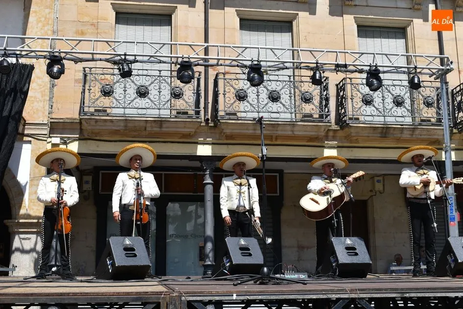 Foto 6 - &lsquo;Sol de Am&eacute;rica&rsquo; canta a los albenses la m&uacute;sica tradicional de M&eacute;xico