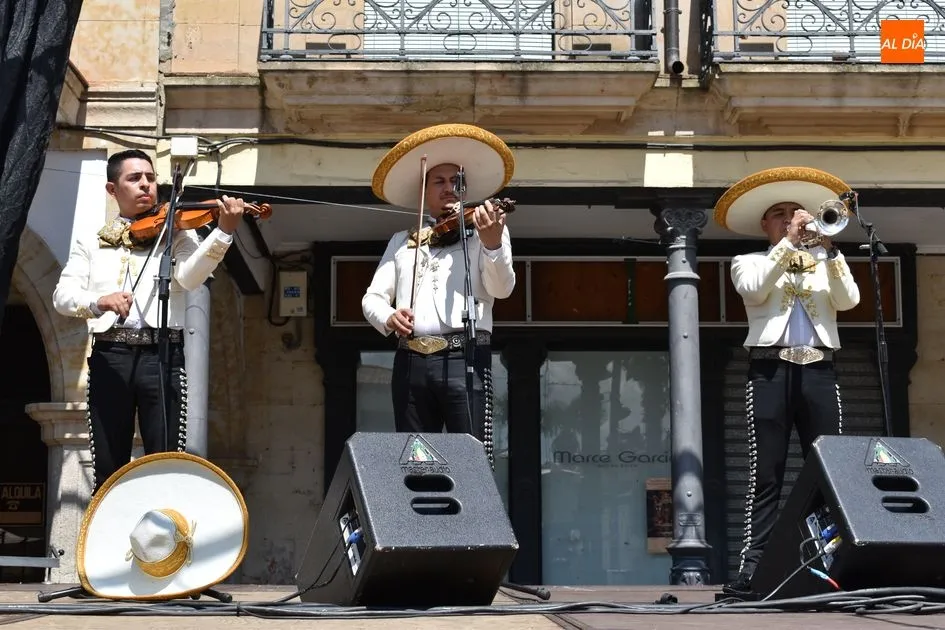 Foto 3 - &lsquo;Sol de Am&eacute;rica&rsquo; canta a los albenses la m&uacute;sica tradicional de M&eacute;xico