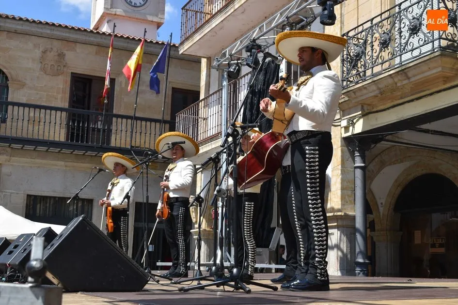 Foto 2 - &lsquo;Sol de Am&eacute;rica&rsquo; canta a los albenses la m&uacute;sica tradicional de M&eacute;xico