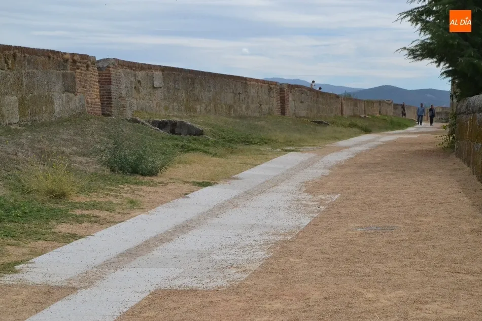 El PSOE critica al PP por permitir que la adjudicataria de las obras del adarve las deje sin más  