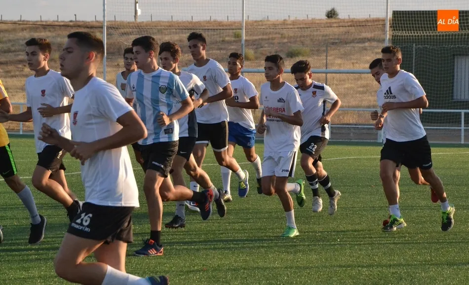 Foto 4 - El Juvenil del Ciudad Rodrigo se pone en marcha con el objetivo de no pasar tantos apuros  