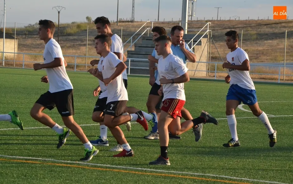 Foto 2 - El Juvenil del Ciudad Rodrigo se pone en marcha con el objetivo de no pasar tantos apuros  