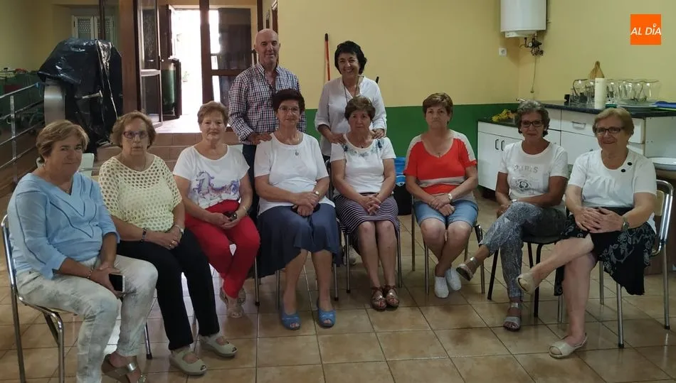 Grupo participante de Valdesangil en el programa Depende de tí junto al alcalde Alejandro Romero y la trabajadora del CEAS, Emma Kunst