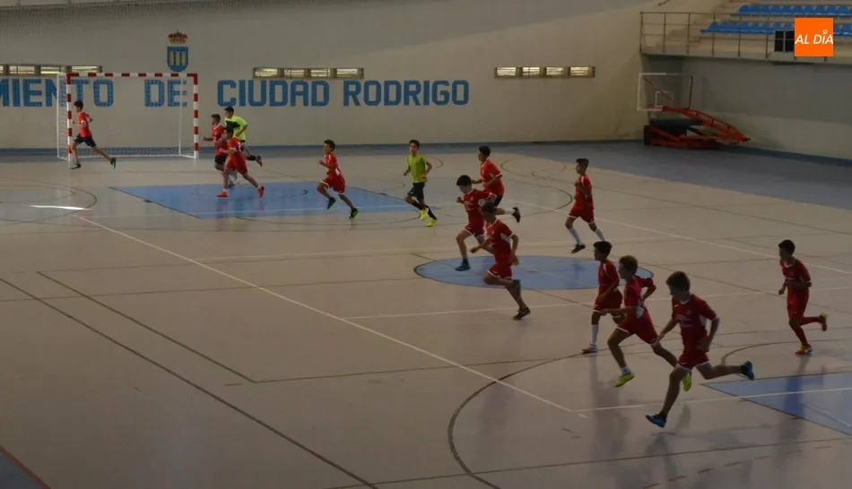 Foto 2 - Los conjuntos Senior e Infantil del III Columnas arrancan la nueva temporada  