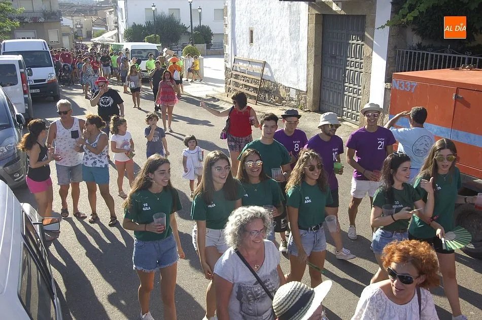 Foto 10 - Villar de Ciervo disfruta del desfile de pe&ntilde;as con los &aacute;nimos m&aacute;s calmados  