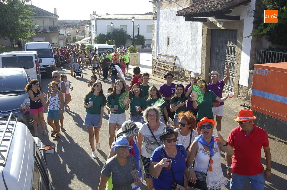 Foto 11 - Villar de Ciervo disfruta del desfile de pe&ntilde;as con los &aacute;nimos m&aacute;s calmados  