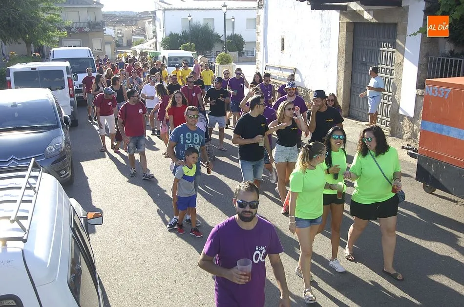Foto 7 - Villar de Ciervo disfruta del desfile de pe&ntilde;as con los &aacute;nimos m&aacute;s calmados  