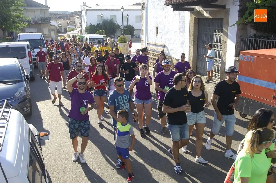 Foto 6 - Villar de Ciervo disfruta del desfile de pe&ntilde;as con los &aacute;nimos m&aacute;s calmados  