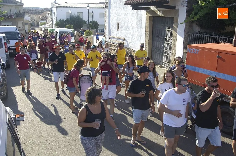 Foto 4 - Villar de Ciervo disfruta del desfile de pe&ntilde;as con los &aacute;nimos m&aacute;s calmados  