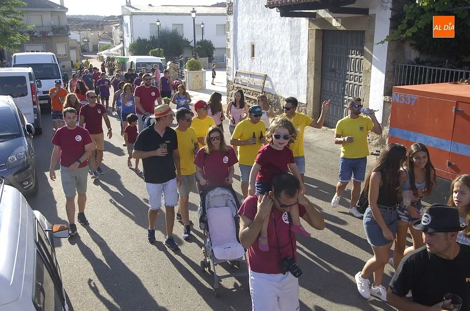 Foto 3 - Villar de Ciervo disfruta del desfile de pe&ntilde;as con los &aacute;nimos m&aacute;s calmados  