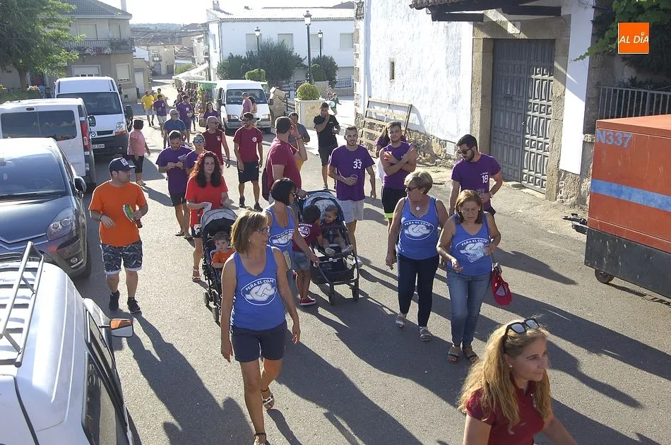 Foto 2 - Villar de Ciervo disfruta del desfile de pe&ntilde;as con los &aacute;nimos m&aacute;s calmados  