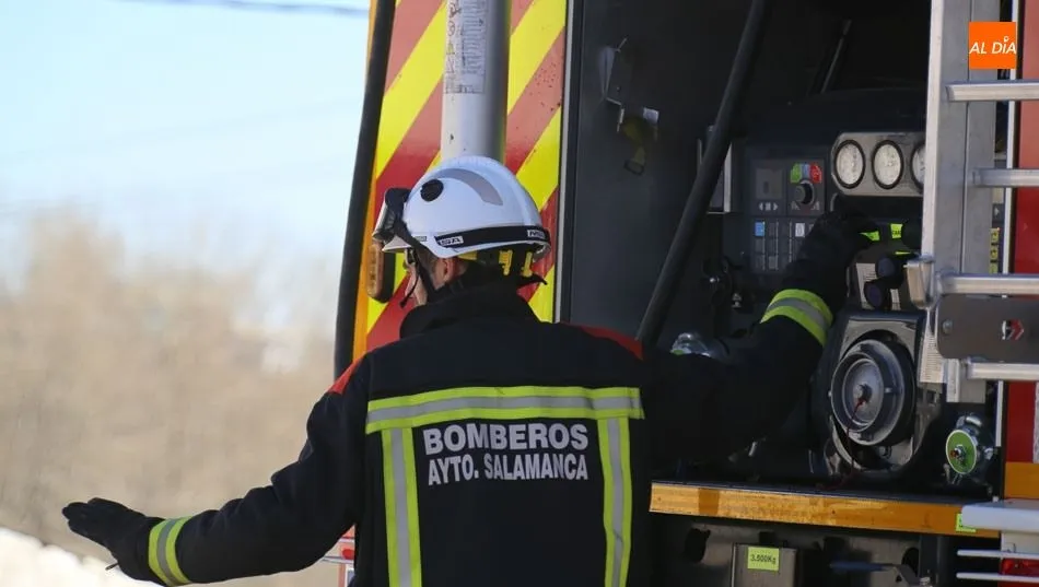 Bombero del Ayuntamiento de Salamanca en una actuación anterior. Foto de archivo