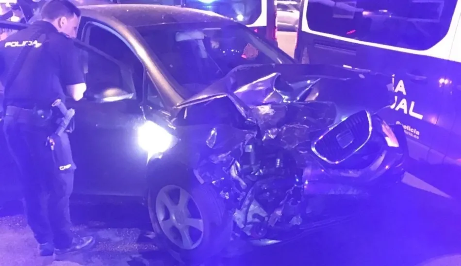 El kamikaze arrolló cuatro vehículos que se encontraban detenidos en un semáforo al final de la calle Eduardo Primo Yúfera