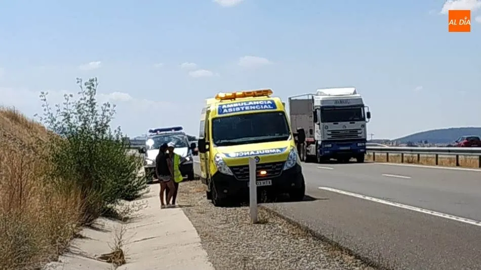 Foto 3 - Herido leve tras la salida de su coche de la A-66 en Pizarral