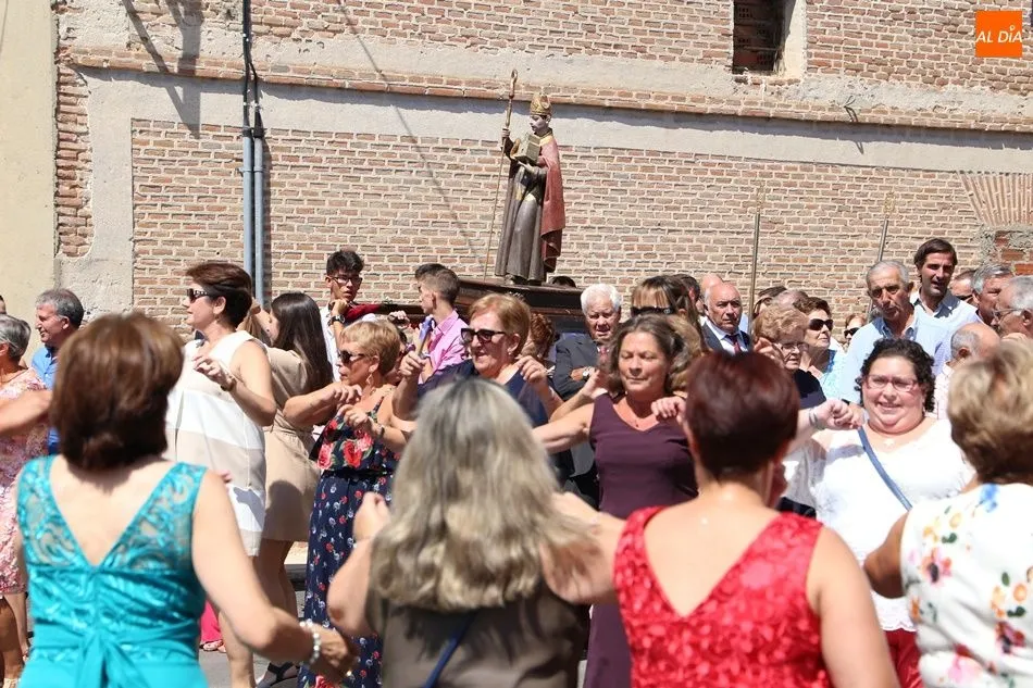 Vecinos de Villaflores bailan en la procesión | Víctor Sánchez