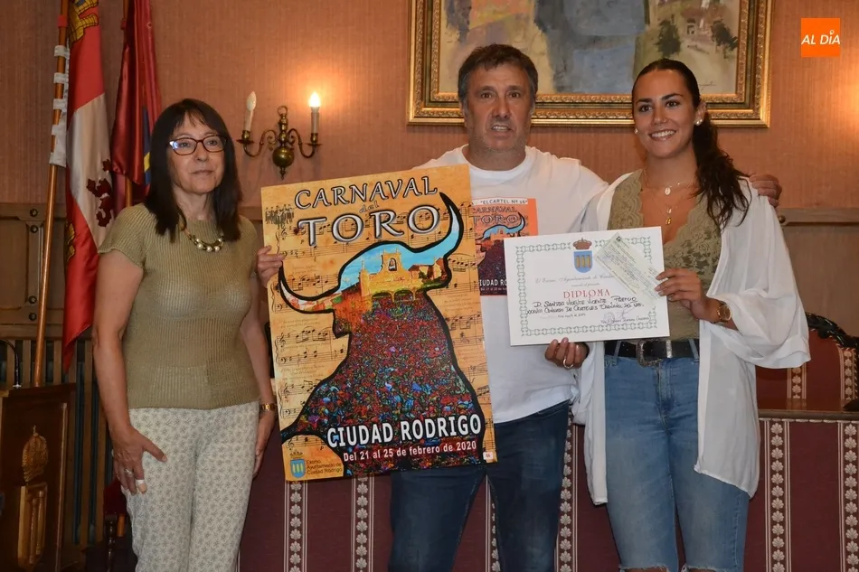 Santos Vicente recibe el premio de 726€ como autor del cartel del Carnaval 2020  