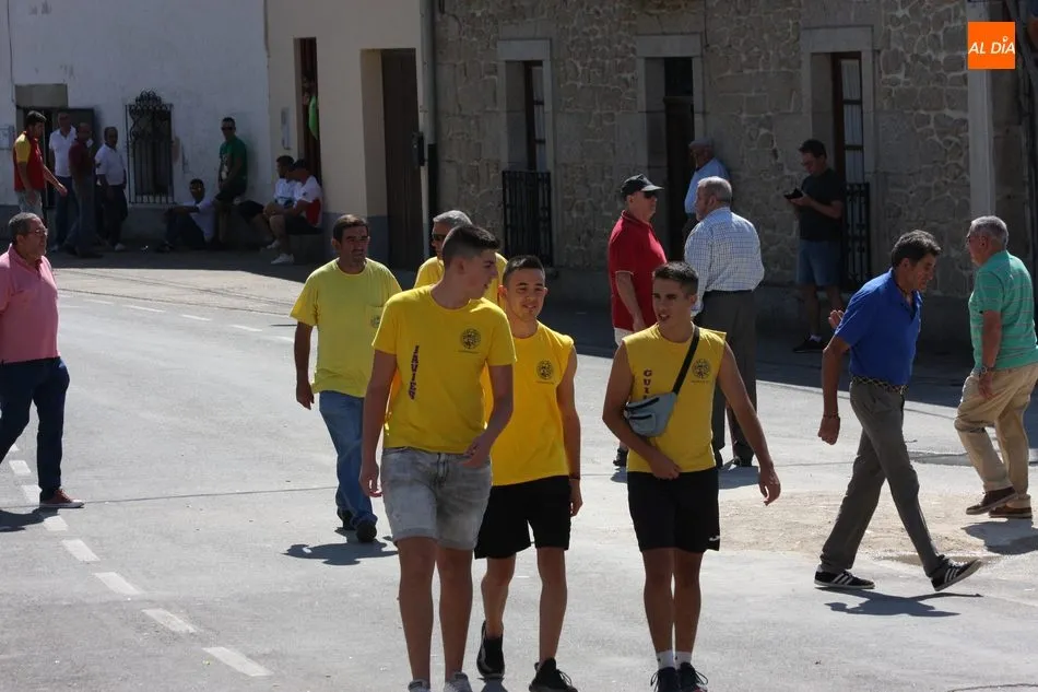 Foto 3 - La Virgen de Caballeros extiende su manto en Villavieja durante el encierro de Galache Cobaleda  