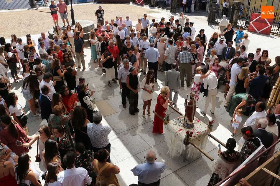 La Plaza Mayor se llenó de vecinos para rendir homenaje al patrón de Santibañez de la Sierra
