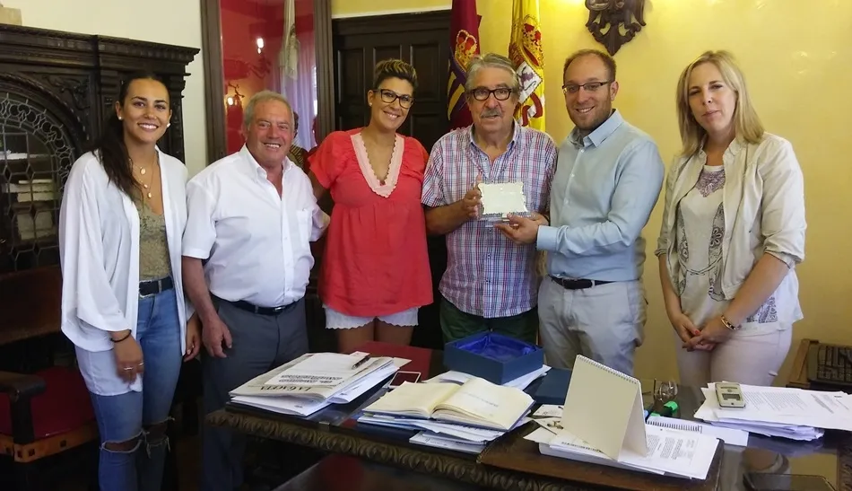 Entregada una placa a Lauren Risueño por el concierto que ofreció de forma desinteresada  