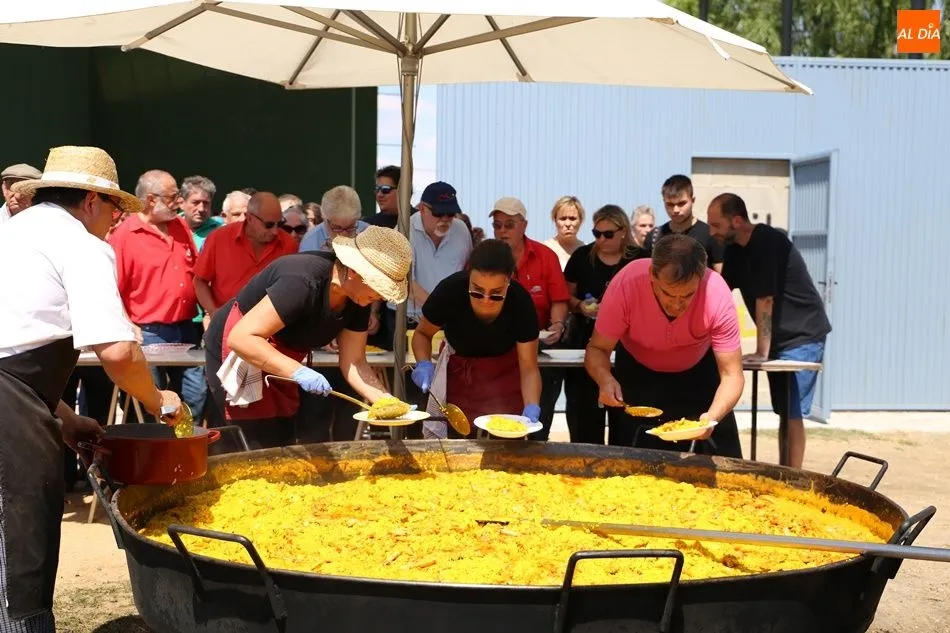 Reparto de la paella | Víctor Sánchez