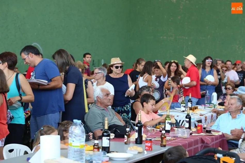 Foto 11 - Solidaridad y fiesta, de la mano en la paella de El Pedroso de la Armu&ntilde;a
