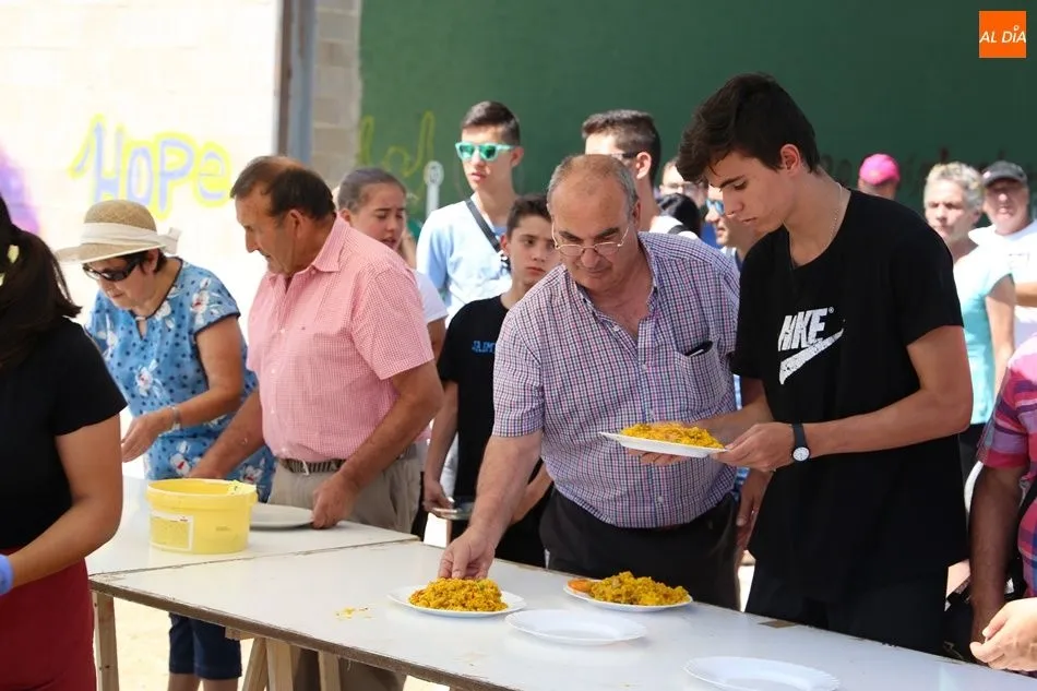 Foto 10 - Solidaridad y fiesta, de la mano en la paella de El Pedroso de la Armu&ntilde;a