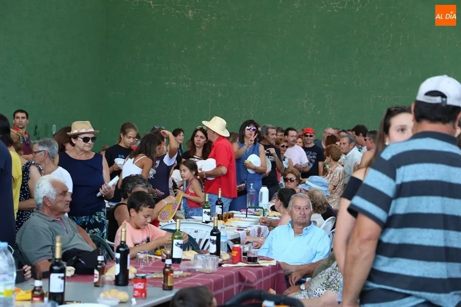 Foto 9 - Solidaridad y fiesta, de la mano en la paella de El Pedroso de la Armu&ntilde;a