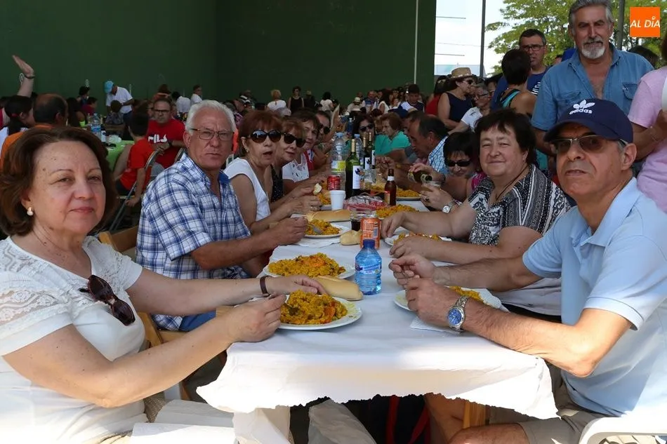 Foto 8 - Solidaridad y fiesta, de la mano en la paella de El Pedroso de la Armu&ntilde;a