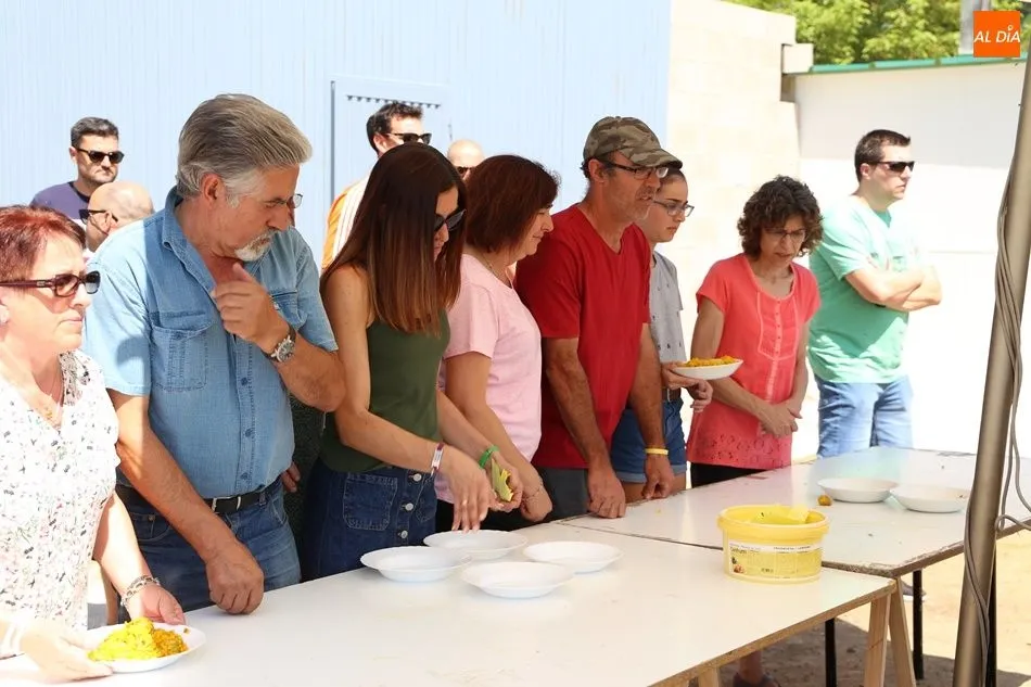 Foto 7 - Solidaridad y fiesta, de la mano en la paella de El Pedroso de la Armu&ntilde;a