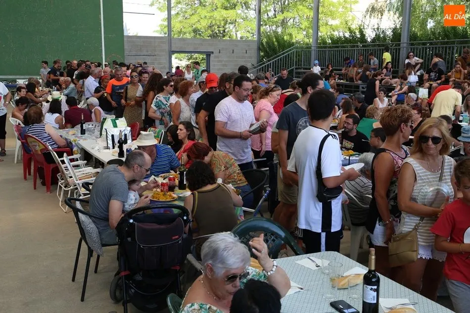 Foto 6 - Solidaridad y fiesta, de la mano en la paella de El Pedroso de la Armu&ntilde;a