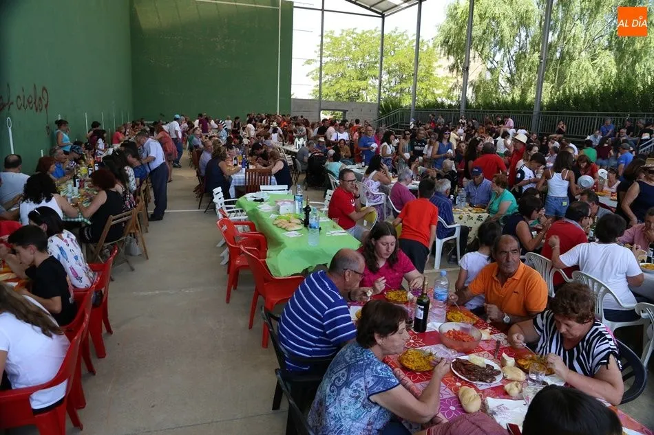Foto 4 - Solidaridad y fiesta, de la mano en la paella de El Pedroso de la Armu&ntilde;a