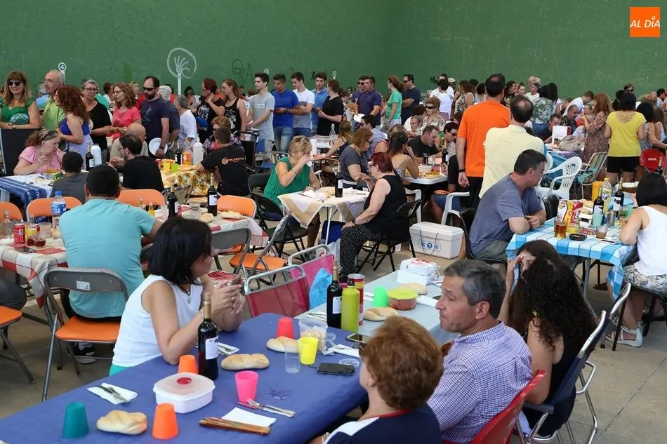 Foto 3 - Solidaridad y fiesta, de la mano en la paella de El Pedroso de la Armu&ntilde;a