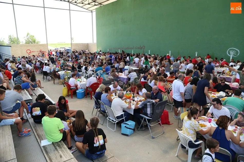 Foto 2 - Solidaridad y fiesta, de la mano en la paella de El Pedroso de la Armu&ntilde;a