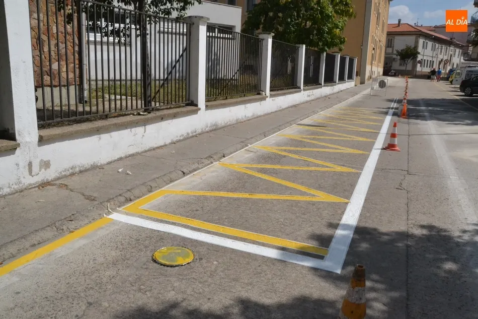 Foto 9 - Los veh&iacute;culos intercambian laterales en la calle Escuelas  