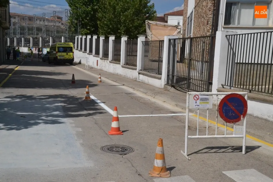 Foto 10 - Los veh&iacute;culos intercambian laterales en la calle Escuelas  