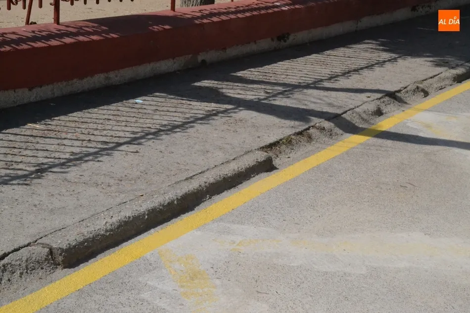 Foto 6 - Los veh&iacute;culos intercambian laterales en la calle Escuelas  